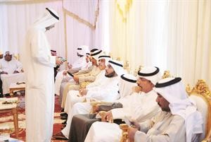 احد الحضور يتحدث الى المرشح خالد المضاحكة