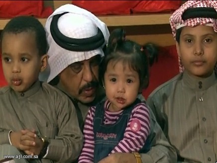 بالفيديو.. سعودي يتبنى 4 أيتام ويوقف ثروته لهم مدى الحياة