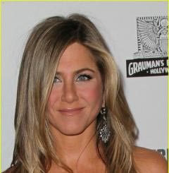 "صور" صادمة لحبيب هالي بيري السابق ..وجنيفر أنيستون تستفز براد بيت من جديد 