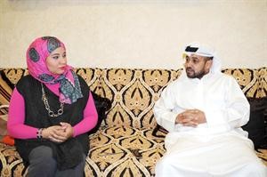 مهشام البغلي متحدثا للزميلة الاء خليفة