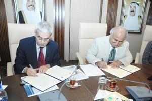 دعبداللطيف البدر يوقع الاتفاقية مع دعدنان شهاب الدين﻿