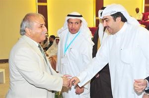 دانس الرشيد مصافحا دعبداللطيف البدر﻿