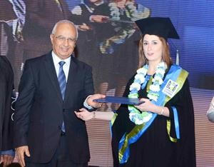 شهادة تقدير لاحدى الخريجات﻿
