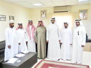 ربيح العجمي يتوسط اعضاء اللجنة الفنية﻿