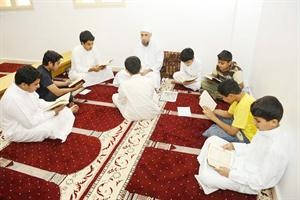 احدى حلقات تحفيظ القران للناشئين
