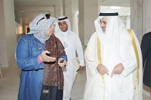 جمال الشهاب متحدثا الى الزميلة هناء السيد ناصر عبدالسيد
