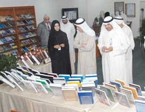 عبدالعزيز العدساني خلال جولة في المعرض
