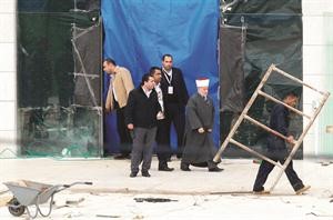 مفتي القدس محمد الحسين مغادرا ضريح ياسر عرفات في الضفة بعد اخذ عينات من رفاته 	اپ﻿