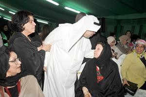 التويجري يقبل راس احدى كبيرات السن