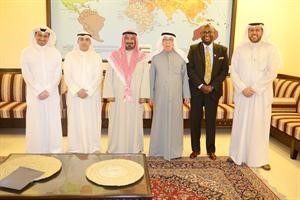 الشيخ دمحمد الصباح مع دبرجس البرجس واعضاء مجلس ادارة جمعية الهلال الاحمر﻿