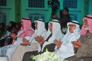 كبار السن يصفقون بعد كلمة الشهاب﻿