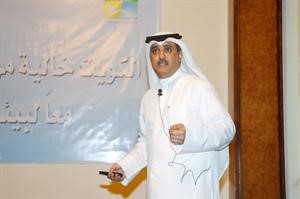 دصلاح المضحي متحدثا خلال الندوة﻿