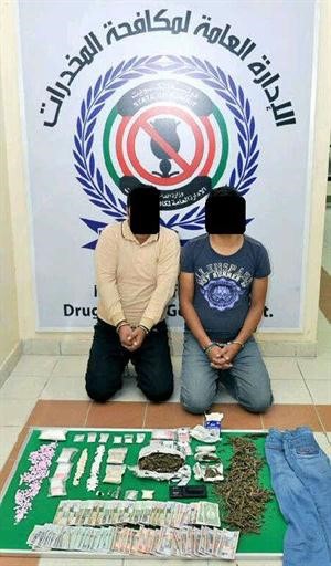 المتهمان وامامهما المضبوطات﻿