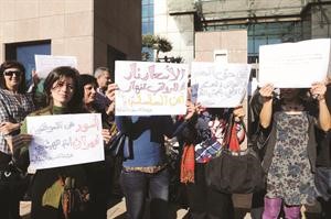 جانب من اعتصام الموظفين والاساتذة في يوم الاضراب المطلبي الذي دعت اليه هيئة التنسيق محمود الطويل