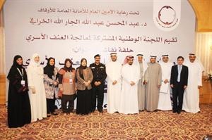 المحاضرون في الحلقة النقاشية في لقطة جماعية مع رئيسة اللجنة وفريق الامانة العامة للاوقاف