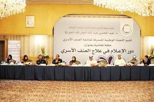المنصة الرئيسية للحلقة ويبدو المتحدثون الرئيسيون هاني الشمري
