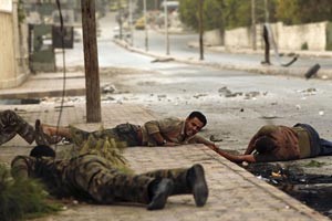 عناصر من الجيش السوري الحر يحاولون سحب مدني اصيب برصاص قناص في حلب افپ