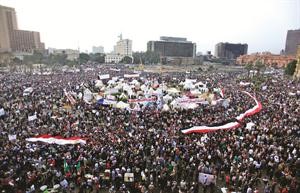 الالاف تظاهروا في ميدان التحرير رفضا للاعلان الدستوري امس اپ