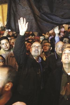 محمد البرادعي خلال قيادته احدى المظاهرات الى ميدان التحرير امس افپ