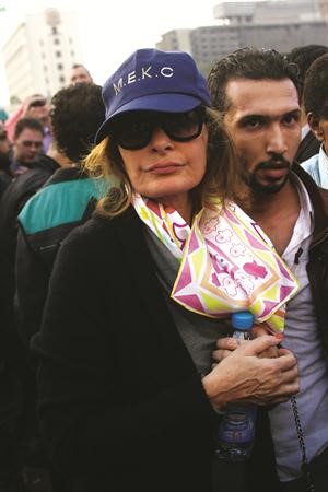 الممثلة يسرا خلال مشاركتها في تظاهرة التحرير افپ