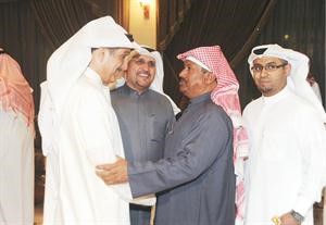 ويرحب باحد الناخبين﻿