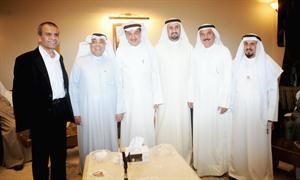 مرشح الدائرة الاولى كامل العوضي متوسطا فيصل مقصيد وطريف العوضي وبعض الحضور﻿