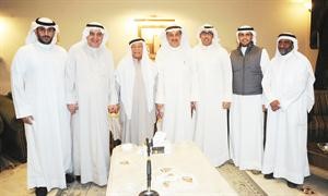 كامل العوضي وشقيقه عبدالواحد العوضي يتوسطان الناخبين﻿
