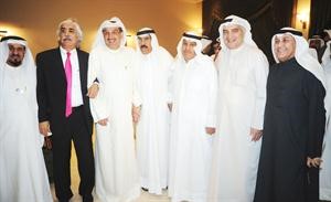 كامل العوضي وشقيقه عبدالواحد العوضي يتوسطان ابناء الدائرة الاولى﻿