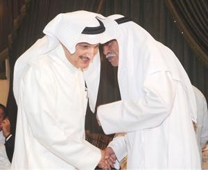 كامل العوضي يتابع حديث احد ناخبيه﻿