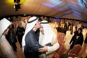 الراشد يقبل راس والده﻿