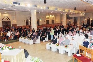 ناخبو وناخبات الدائرة الاولى يتابعون دمعصومة المبارك خلال حديثها﻿