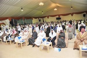 الحضور خلال ندوة مرشح الدائرة الرابعة عبداللطيف المناور مساء امس الاول	سعود سالم﻿