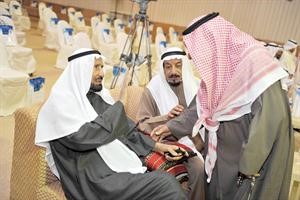 عباس المناور في حديث مع بعض الحضور﻿