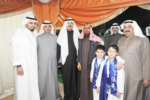 المرشح عبداللطيف المناور متوسطا بعض الحضور﻿