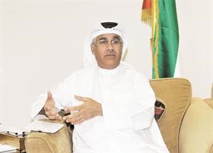 السفير علي احمد بن شكر متحدثا في المؤتمر الصحافي