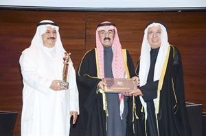 دجاسم اشكناني وابراهيم البغلي يكرمان سلطان بن حثلين﻿