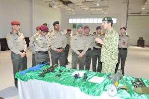 وفد الحرس الاميركي يستعرض الاجهزة التشبيهية للتدريب في الحرس الوطني
