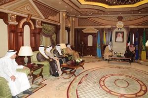 سمو نائب الامير وولي العهد الشيخ نواف الاحمد مستقبلا جمعة الماجد﻿