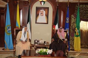 سمو نائب الامير خلال لقائه جمعة الماجد﻿