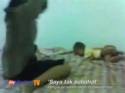 بالفيديو.. عندما تفقد الام رحمتها...  مقطع مؤلم لأم تعذب طفلها بوحشية
