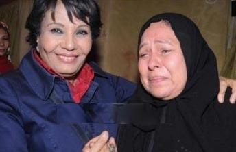 صورة أثارت غضب الفيسبوك: فردوس عبد الحميد تبتسم للعدسات.. وأم شهيد تبكي من القلب