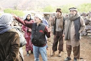 الفنان الكبير سعد الفرج والمخرج السينمائي وليد العوضي اثناء تصوير تورا بورا 