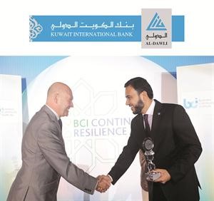 نزار خان متسلما الجائزة
