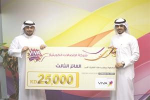 سلطان خلف متسلما شيك الجائزة﻿
