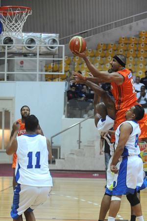 لاعب كاظمة عبدالعزيز الربيعة يخترق دفاع الجهراء عادل اليعقوب