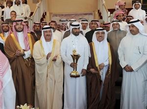تسليم الكاس للفائز بالمركز الاول﻿