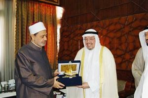 دالفلاح يقدم هدية تذكارية لشيخ الازهر﻿