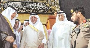 امير منطقة مكة المكرمة الامير خالد الفيصل بعد انتهائه من غسل الكعبة﻿