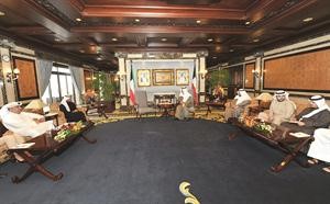 جانب من لقاء سمو الشيخ جابر المبارك مع ضاري الوزان واعضاء فريق كويتي وافتخر