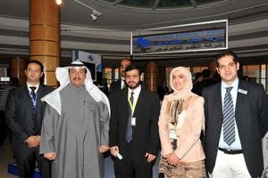دعمر السيد عمر مع عدد من المشاركين في المؤتمر متين غوزال